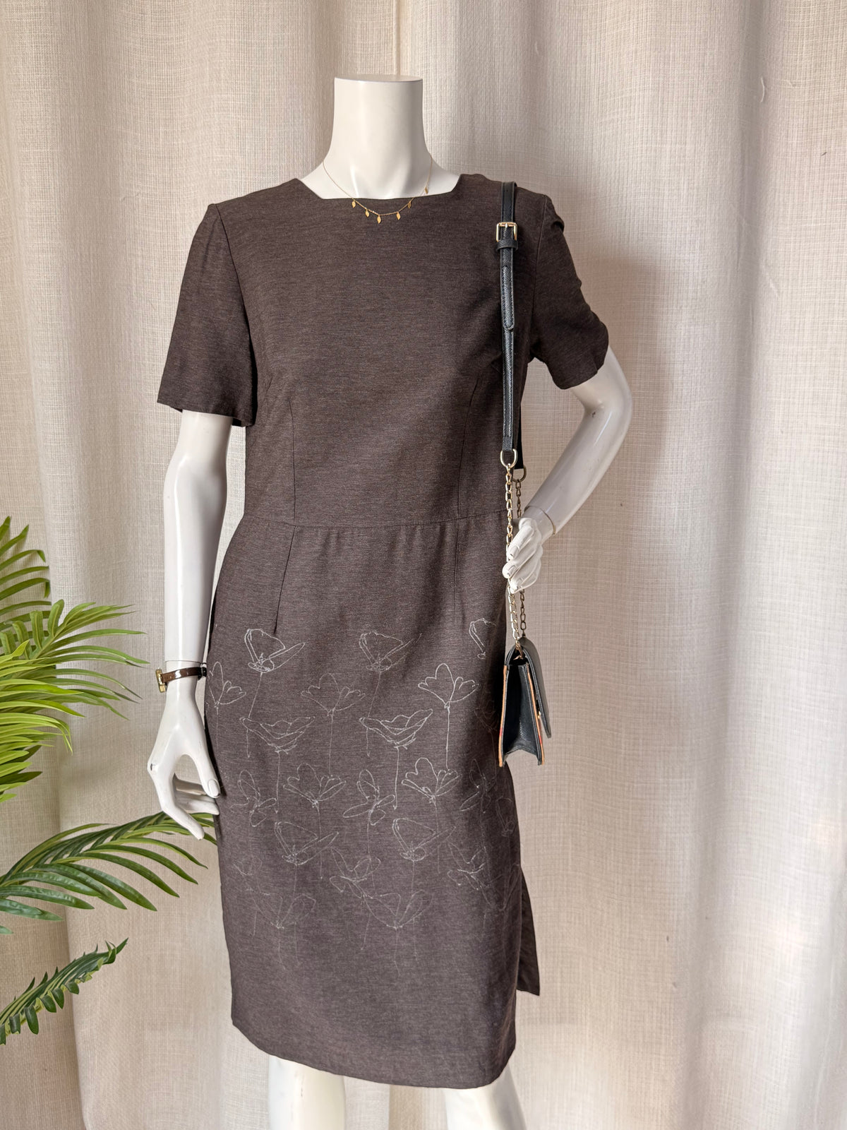 Vintage Made in Spain Charcoal Brown Floral Embroidery Short-Sleeve Midi Dress – Size EU 44 | Elegant Work & Smart Casual Dress