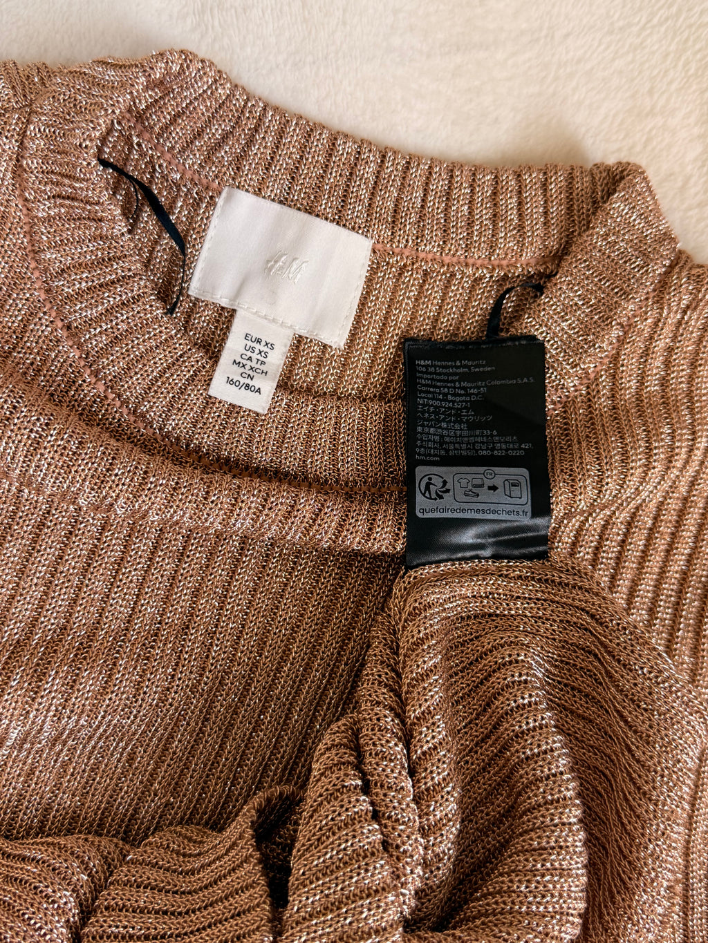 توب H&M محبوك مضلع باللون الذهبي الوردي الميتاليك - مقاس XS