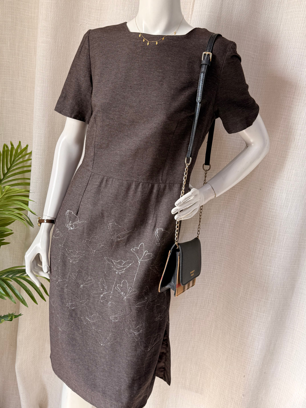 Vintage Made in Spain Charcoal Brown Floral Embroidery Short-Sleeve Midi Dress – Size EU 44 | Elegant Work & Smart Casual Dress