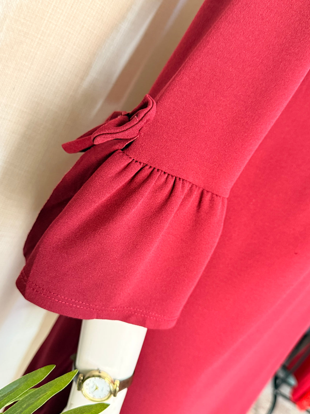 Burgundy Wine Tie-Cuff Flute Sleeve Shift Mini Dress - Fits Size M-L (UK 12-14 / US 8-10)