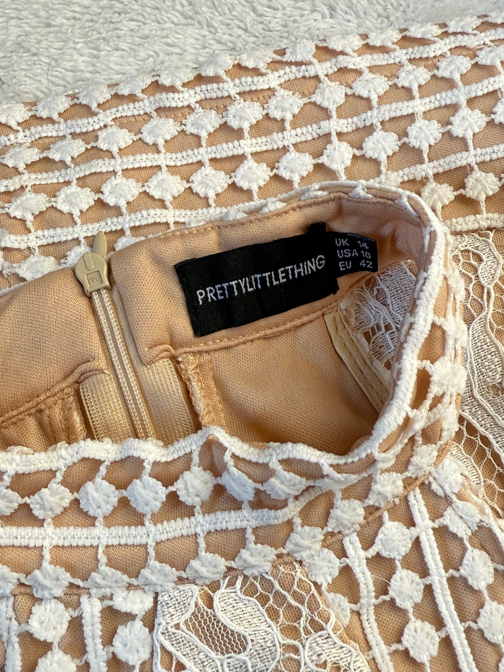 فستان ضيق برقبة رسن من الدانتيل باللون الكريمي من PrettyLittleThing | مقاس 14 بريطاني