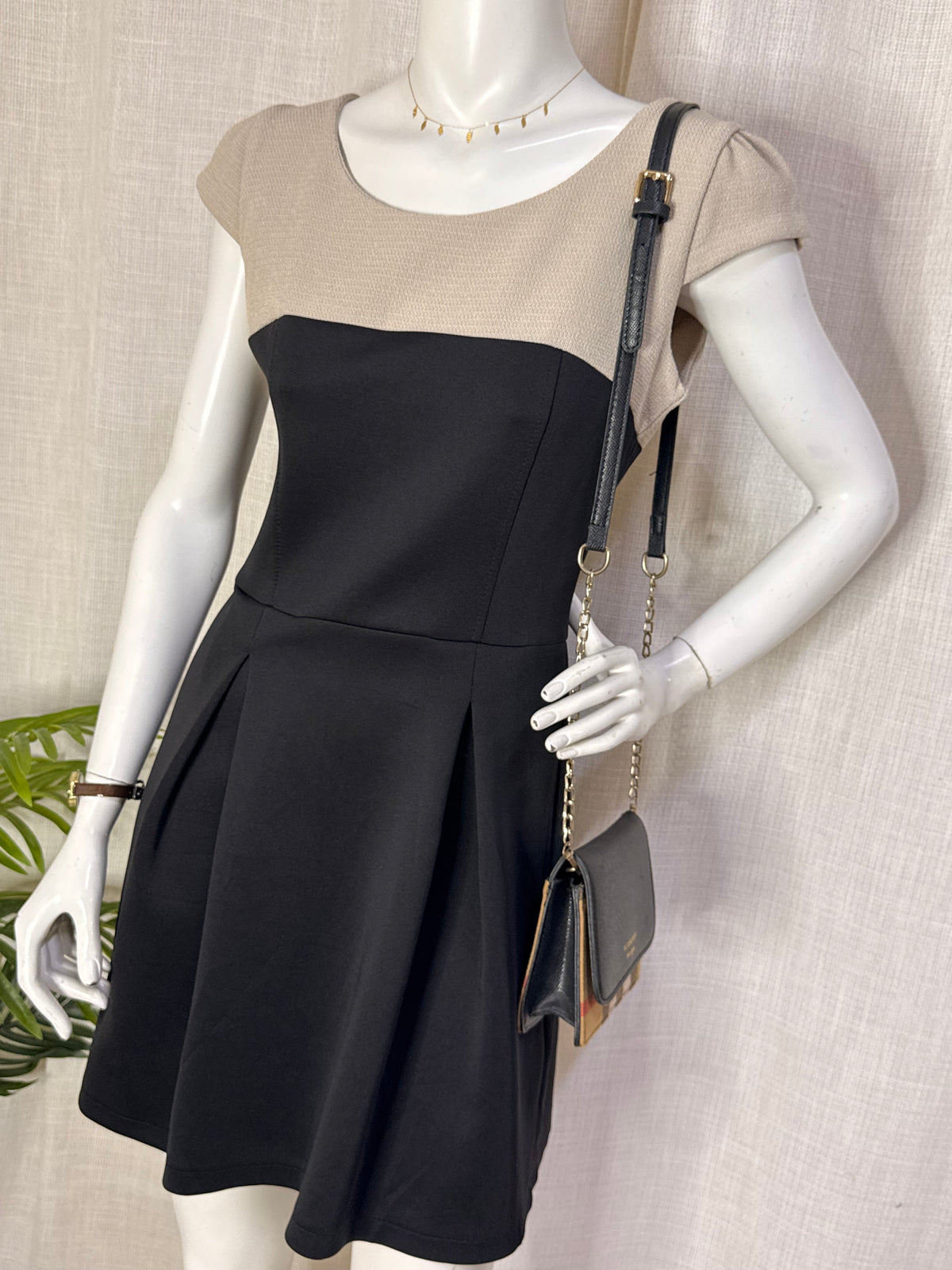 Rimini 1928 Beige & Black Colorblock Pleated Skater Mini Dress – Size Medium