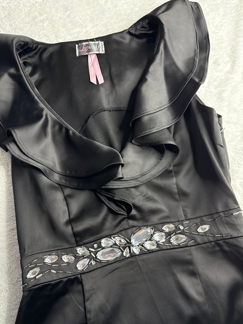 فستان قصير أسود مزين من Lipsy London (مقاس أمريكي 6 / M)